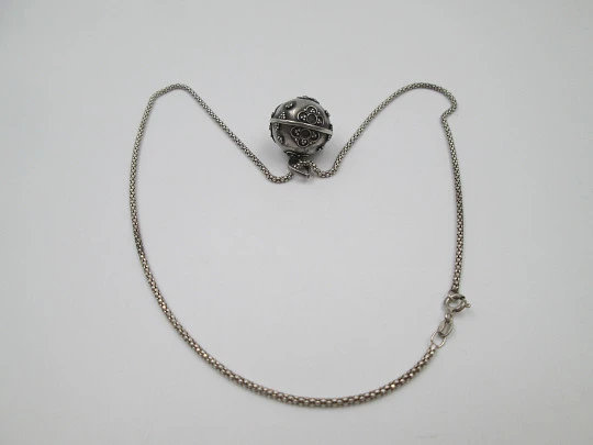 Cadena trenzada con colgante cascabel de esfera decorada. Plata de ley. 1990. Italia Cadena trenzada con colgante cascabel de esfera decorada. Plata de ley. 1990. Italia