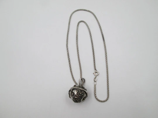 Cadena trenzada con colgante cascabel de esfera decorada. Plata de ley. 1990. Italia Cadena trenzada con colgante cascabel de esfera decorada. Plata de ley. 1990. Italia