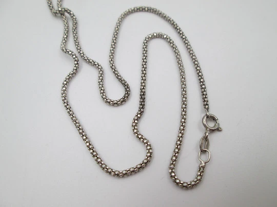Cadena trenzada con colgante cascabel de esfera decorada. Plata de ley. 1990. Italia Cadena trenzada con colgante cascabel de esfera decorada. Plata de ley. 1990. Italia