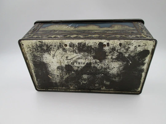 Caja de caramelos George Bassett & Co. Hojalata. Cerradura y cajón. 1930