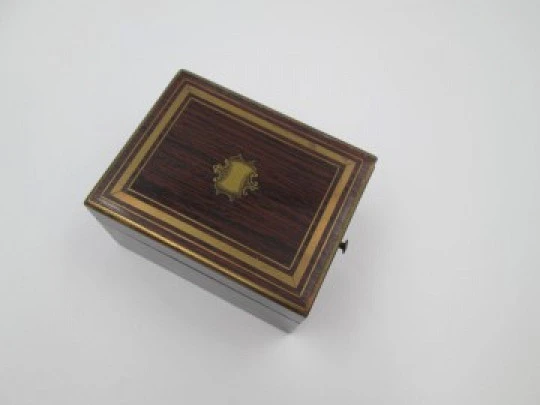 Caja de exhibición reloj bolsillo. Madera y detalles bronce. 1910. Europa
