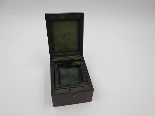 Caja de exhibición reloj bolsillo. Madera y detalles bronce. 1910. Europa