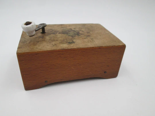 Caja de música infantil a manivela. Madera y metal. 1900. Suiza