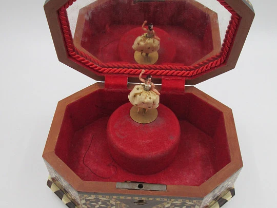 Caja de música joyero Reuge Sainte-Croix. Madera taraceada. Cuerda. Bailarina. 1950