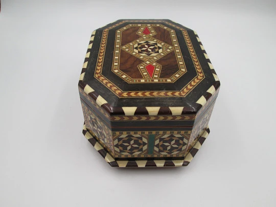 Caja de música joyero Reuge Sainte-Croix. Madera taraceada. Cuerda. Bailarina. 1950