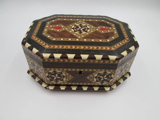 Caja de música joyero Reuge Sainte-Croix. Madera taraceada. Cuerda. Bailarina. 1950