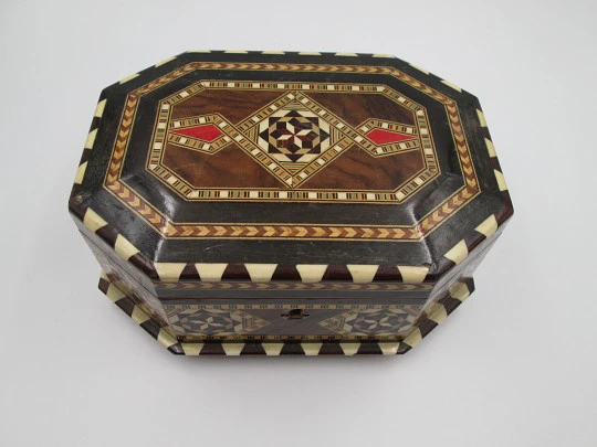 Caja de música joyero Reuge Sainte-Croix. Madera taraceada. Cuerda. Bailarina. 1950