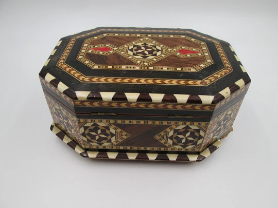 Caja de música joyero Reuge Sainte-Croix. Madera taraceada. Cuerda. Bailarina. 1950