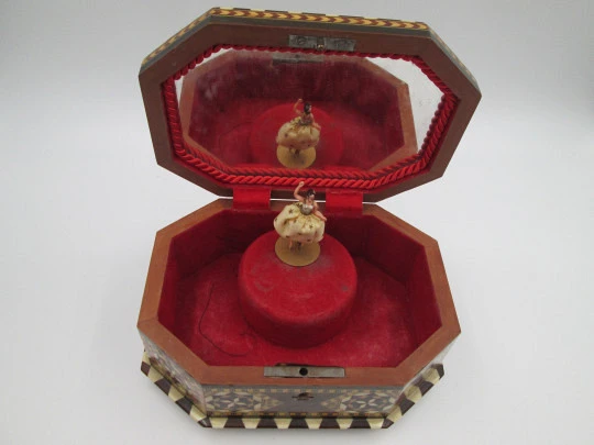 Caja de música joyero Reuge Sainte-Croix. Madera taraceada. Cuerda. Bailarina. 1950