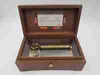 Caja de música Reuge Sainte Croix. Madera y bronce. Cuerda. 4 canciones