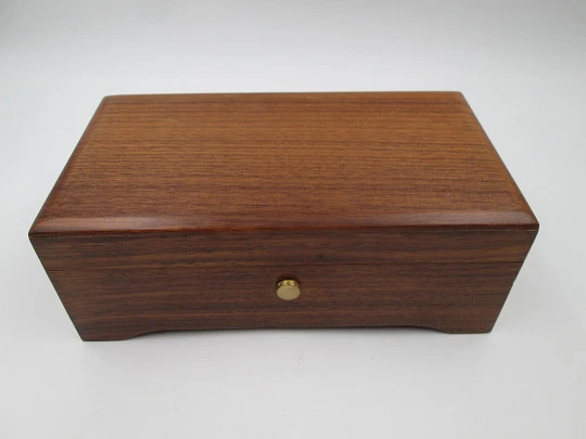 Caja de música Reuge Sainte Croix. Madera y bronce. Cuerda. 4 canciones