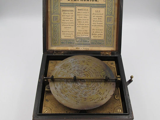 Caja de música Symphonion. 4 discos metálicos. 1886. Madera. Manivela