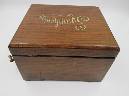 Caja de música Symphonion. 4 discos metálicos. 1886. Madera. Manivela