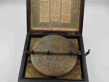 Caja de música Symphonion. 4 discos metálicos. 1886. Madera. Manivela