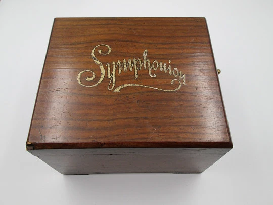 Caja de música Symphonion. 4 discos metálicos. 1886. Madera. Manivela