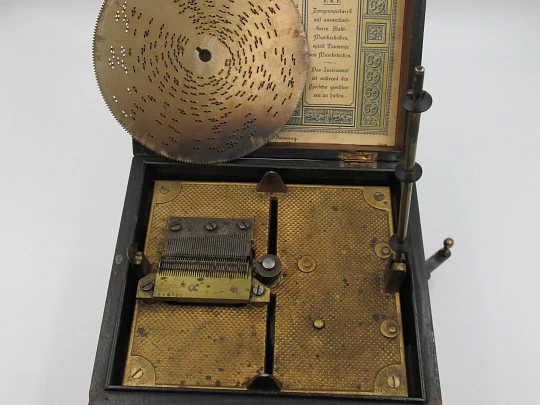 Caja de música Symphonion. 4 discos metálicos. 1886. Madera. Manivela