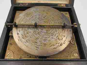Caja de música Symphonion. 4 discos metálicos. 1886. Madera. Manivela