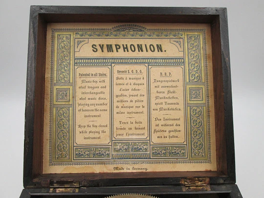 Caja de música Symphonion. 4 discos metálicos. 1886. Madera. Manivela