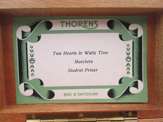 Caja de música Thorens. Madera y metal. Cuerda manual. 3 canciones. Suiza. 1960