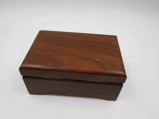 Caja de música Thorens. Madera y metal. Cuerda manual. Suiza. 1970. 2 canciones