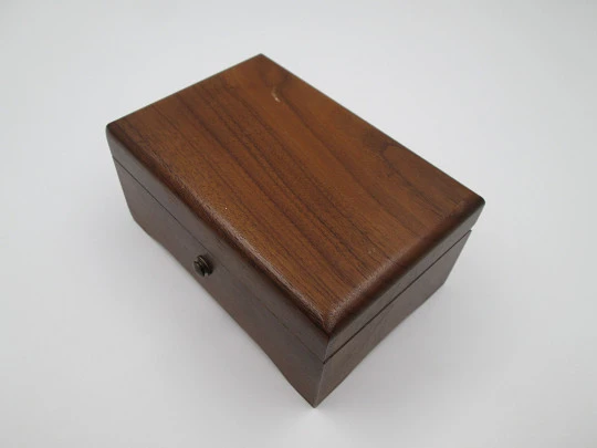 Caja de música Thorens. Madera y metal. Cuerda manual. Suiza. 1970. 2 canciones