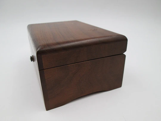 Caja de música Thorens. Madera y metal. Cuerda manual. Suiza. 1970. 2 canciones