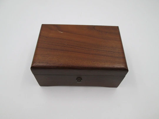 Caja de música Thorens. Madera y metal. Cuerda manual. Suiza. 1970. 2 canciones