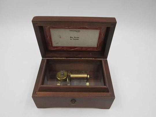 Caja de música Thorens. Madera y metal. Cuerda manual. Suiza. 1970. 2 canciones