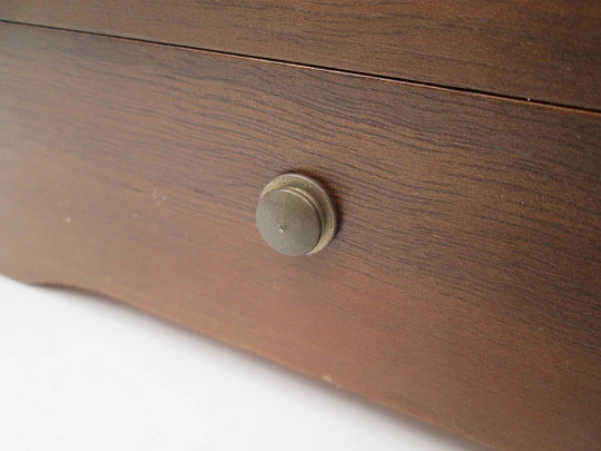 Caja de música Thorens. Madera y metal. Cuerda manual. Suiza. 1970. 2 canciones