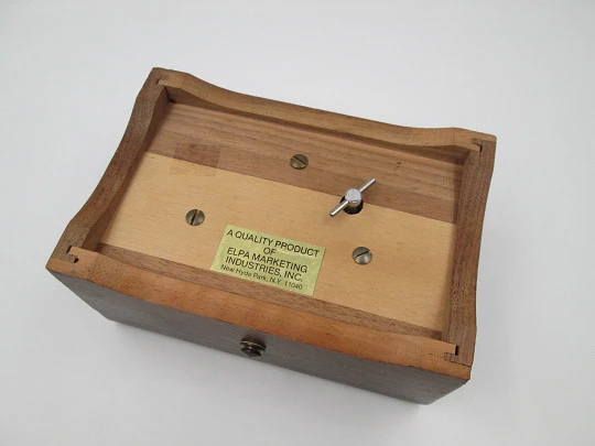 Caja de música Thorens. Madera y metal. Cuerda manual. Suiza. 1970. 2 canciones