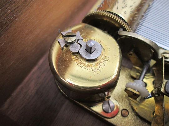Caja de música Thorens. Madera y metal. Cuerda manual. Suiza. 1970. 2 canciones
