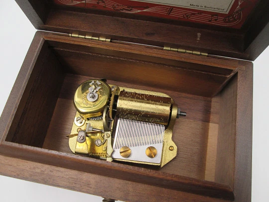 Caja de música Thorens. Madera y metal. Cuerda manual. Suiza. 1970. 2 canciones