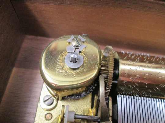 Caja de música Thorens. Madera y metal. Cuerda manual. Suiza. 1970. 2 canciones