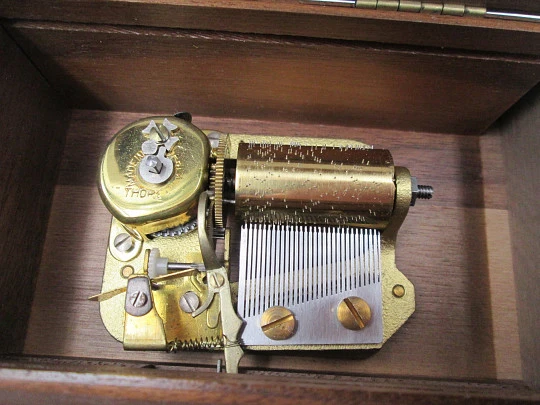 Caja de música Thorens. Madera y metal. Cuerda manual. Suiza. 1970. 2 canciones