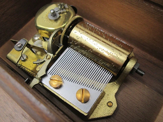 Caja de música Thorens. Madera y metal. Cuerda manual. Suiza. 1970. 2 canciones