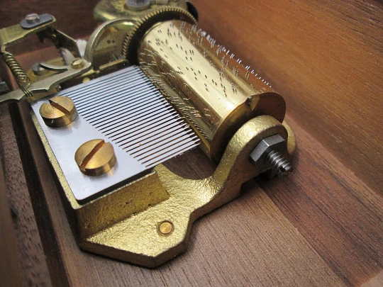 Caja de música Thorens. Madera y metal. Cuerda manual. Suiza. 1970. 2 canciones