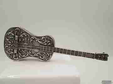 Caja de sobremesa decorada. Miniatura guitarra. Plata ley 925 y vermeil. 1980