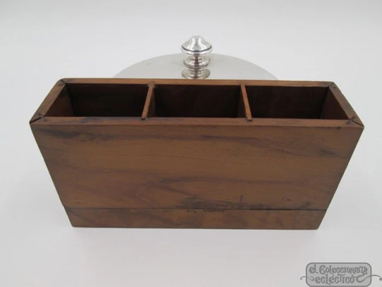 Caja de sobremesa. Madera de raíz. Plata y vermeil. 1940. Portaplumas