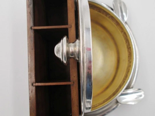 Caja de sobremesa. Madera de raíz. Plata y vermeil. 1940. Portaplumas