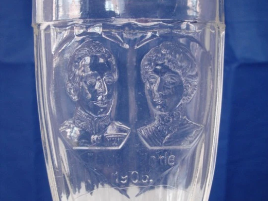 Caja hojalata litografiada y vaso agua cristal tallado. Lourdes