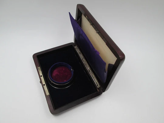 Caja para reloj de bolsillo. Madera y detalles metal. Terciopelo y seda. 1920