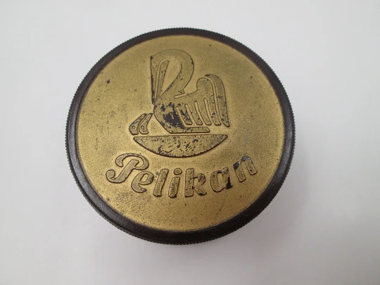 Caja redonda de baquelita granate y frontal dorado Pelikan. Tapa roscada. Alemania. 1950
