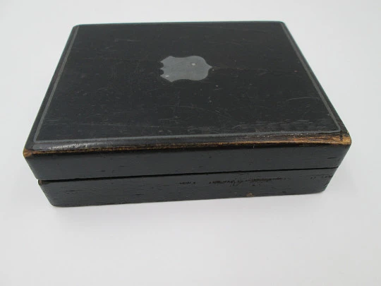 Caja reloj bolsillo. Madera negra y detalles en bronce. Terciopelo y seda azul. 1900