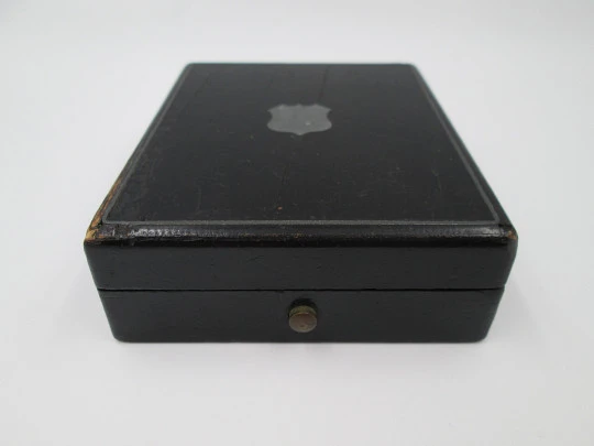 Caja reloj bolsillo. Madera negra y detalles en bronce. Terciopelo y seda azul. 1900