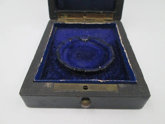 Caja reloj bolsillo. Madera negra y detalles en bronce. Terciopelo y seda azul. 1900