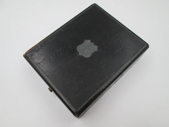 Caja reloj bolsillo. Madera negra y detalles en bronce. Terciopelo y seda azul. 1900