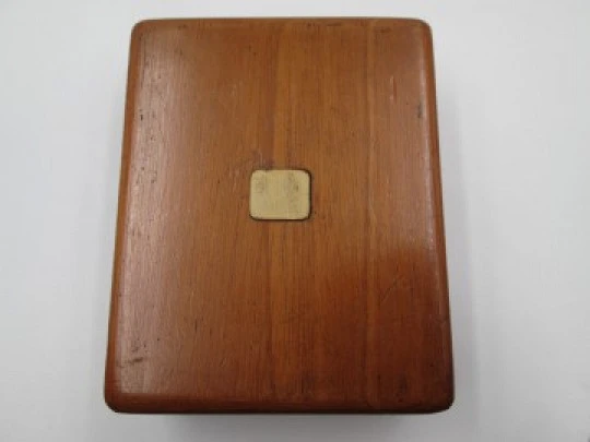 Caja reloj bolsillo. Madera y detalles en bronce. Terciopelo y seda violeta. 1910