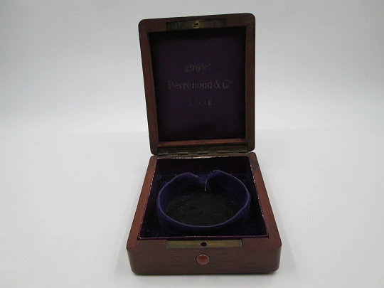 Caja reloj bolsillo. Madera y detalles en bronce. Terciopelo y seda violeta. 1910