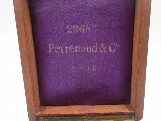 Caja reloj bolsillo. Madera y detalles en bronce. Terciopelo y seda violeta. 1910