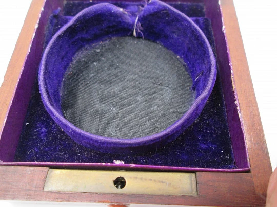 Caja reloj bolsillo. Madera y detalles en bronce. Terciopelo y seda violeta. 1910